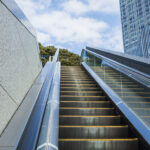 エスカレーターは片側空けて歩いてのぼる？歩行禁止条例！　