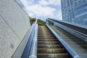 エスカレーターは片側空けて歩いてのぼる？歩行禁止条例！　