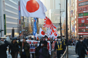 コロナ禍なのに、なんで大勢集まって大声出すデモは許される？！