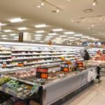 バイト先のスーパーで、雨の日、床が濡れててお年寄りがこけちゃった・・太ももの骨折れる重症・・店長が1000万請求されて頭抱えてた・・