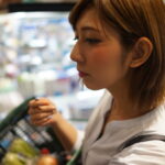 私は万引きなんかしてない!友達が万引きした物を貰っただけ!え?一緒に逮捕?